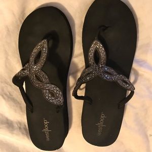 Wedged sandals with beads . Rubber bottom